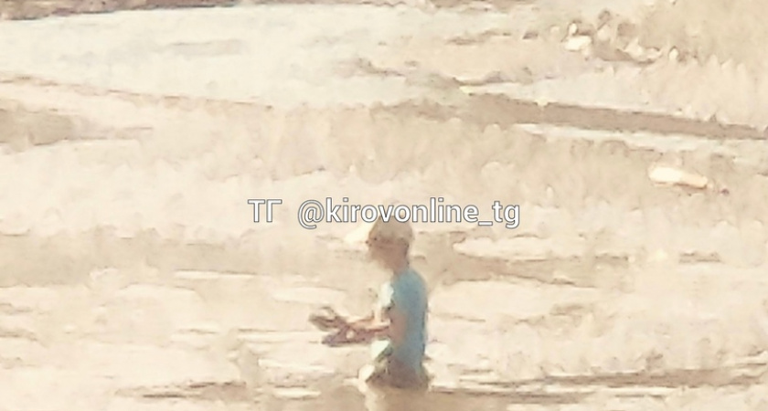 На месте осушенного пруда в парке имени Кирова в грязь провалился ребенок