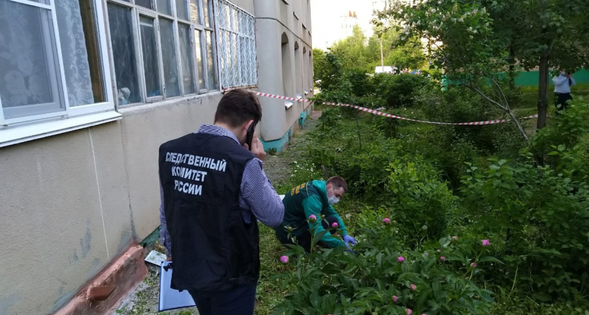 В Слободском женщина нашла под окнами своего дома тело школьника