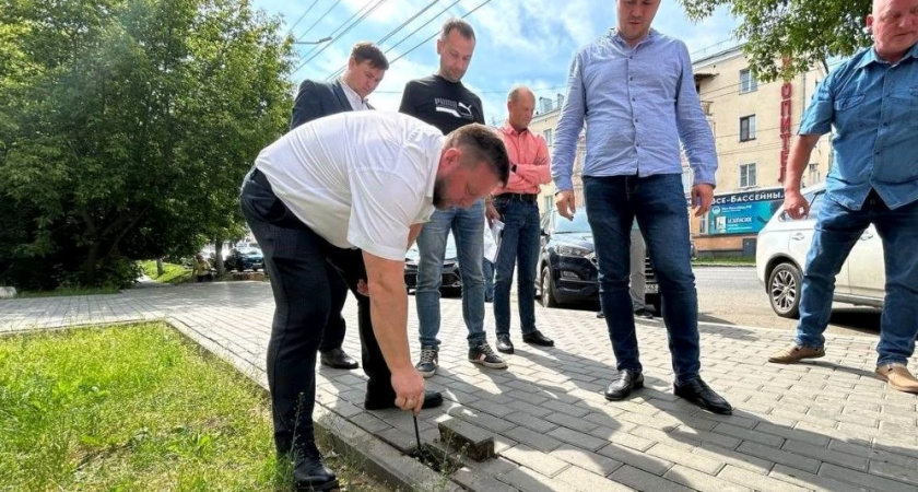 "Швы не заполнены, водостока нет": сити-менеджер раскритиковал укладку брусчатки в Кирове