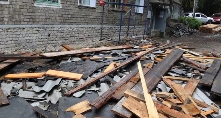 Ни пройти, не проехать: кировский подрядчик оставил после капремонта свалку во дворе дома