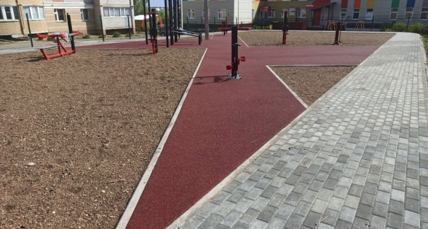Во дворах на улице Крупской появились новая детская и спортивная площадки