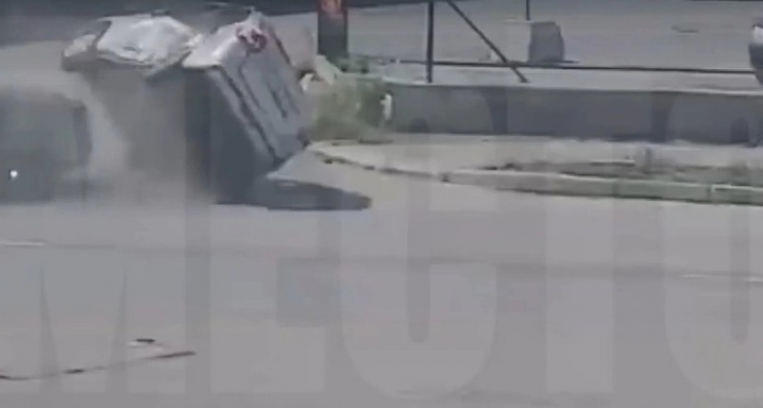 В Кирове Infiniti перевернул "Гранту": есть пострадавшие