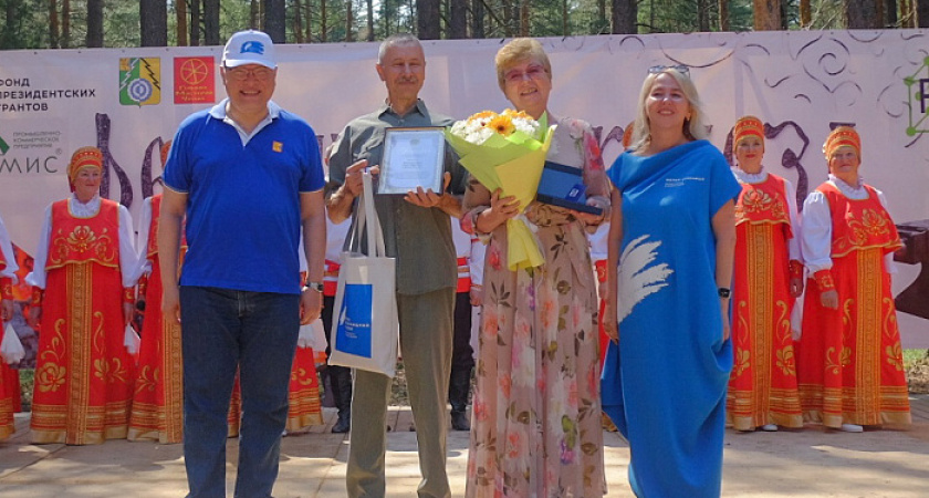 Александр Соколов вручил медали "За любовь и верность" супружеской паре из Белой Холуницы