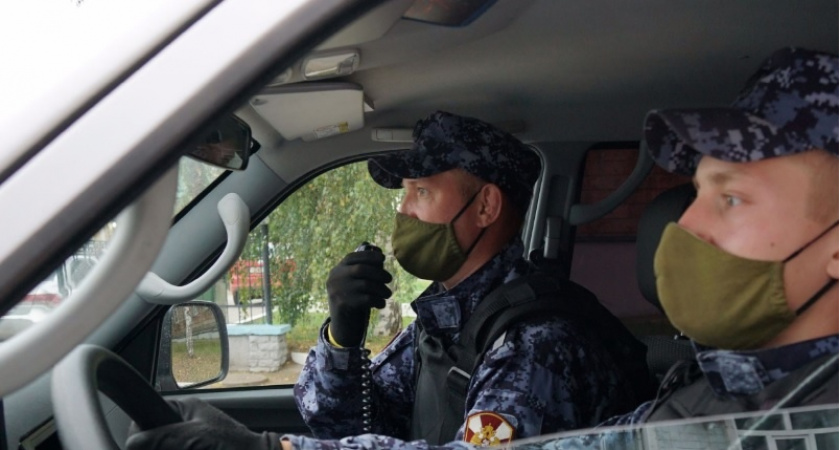 В Кирове двое неизвестных разбили окно квартиры на первом этаже и избили хозяина