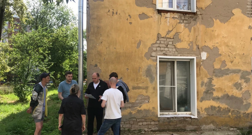 Жизнь жильцов и рабочих встала под угрозу: в Кирове приостановили капитальный ремонт дома