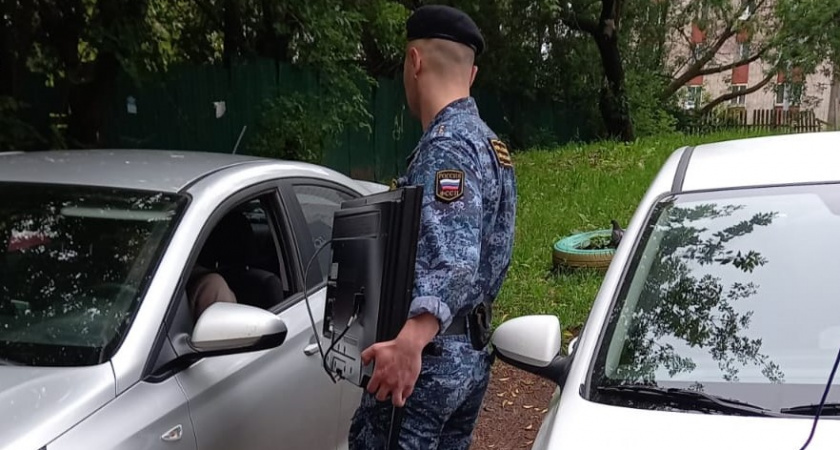 В Кирове у должника за ЖКУ арестовали кухонный гарнитур