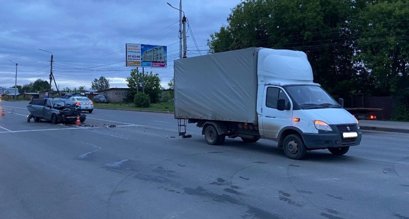 Два человека пострадали в ДТП на Дзержинского в Кирове