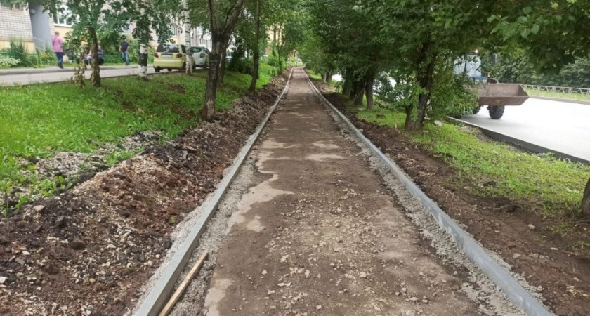 В Кирове начали ремонтировать тротуары на улице Кольцова 