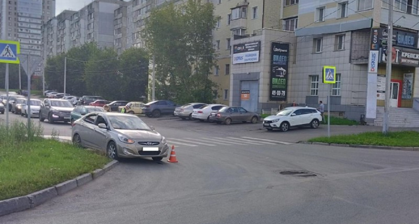 В Кирове на улице Азина ребенок оказался под колесами иномарки