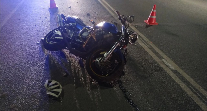 Части мотоцикла разлетелись на Ленина: в Кирове столкнулись Renault и Honda