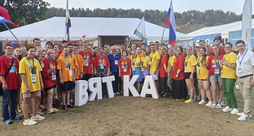 Губернатор Александр Соколов с кировской молодежью спел для рассекреченного Героя России