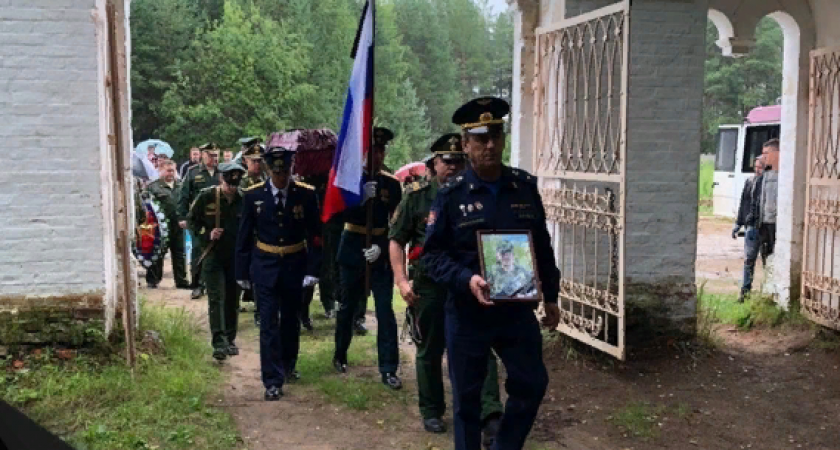 Сиротами остались двое детей: в Кировской области простились с участником СВО