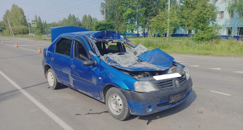 В Кировской области Renault смяло от столкновения с КАМАЗом