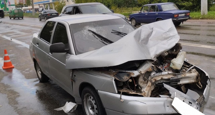 В Кирове на улице Ленина столкнулись Hyundai и "ВАЗ": пострадала 20-летняя девушка