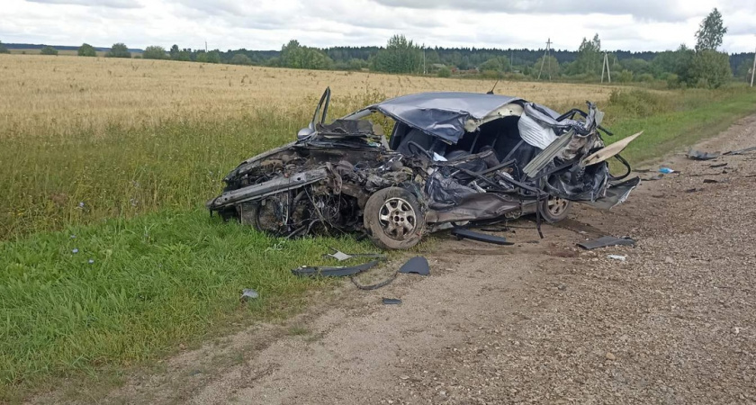 В Кировской области столкнулись Citroën и ГАЗ: машины превратились в груду металла 