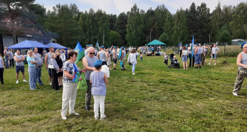 В Кирове отметили День ВДВ: зрелищный фоторепортаж из Порошино