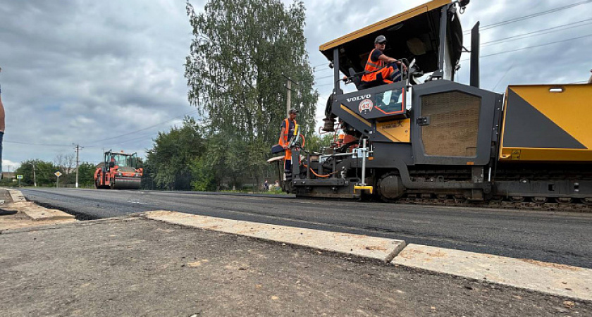 В Зуевском районе ремонтируют дорогу к двум агропредприятиям