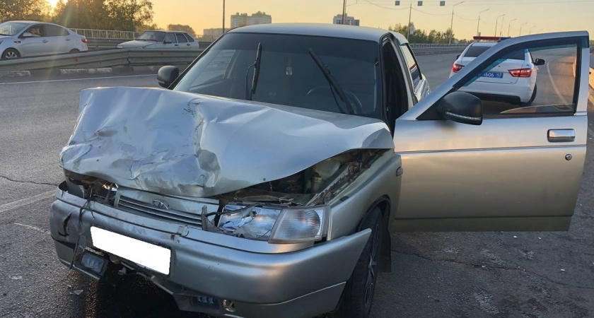 В Кирове два водителя пострадали при столкновении Toyota и "десятки" на улице Ивана Попова