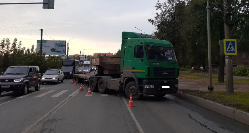 В Кирове на улице Ломоносова мужчина оказался под колесами грузовика