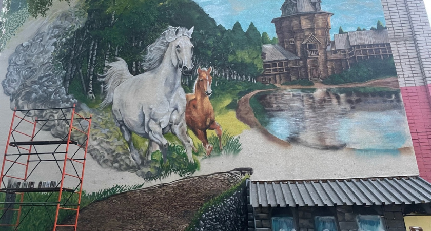 В Кирове на фасаде дома по улице МОПРа появилась картина с лошадьми