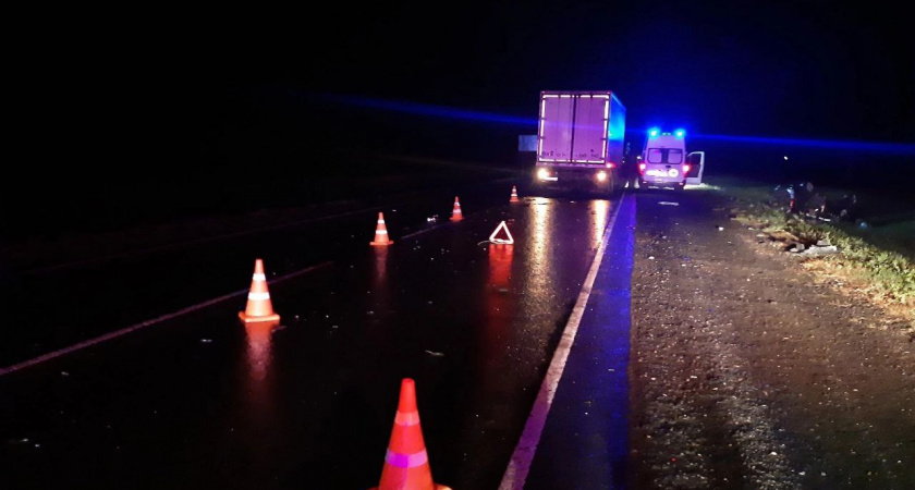 На трассе "Вятка" в ДТП с фурой погибли два человека