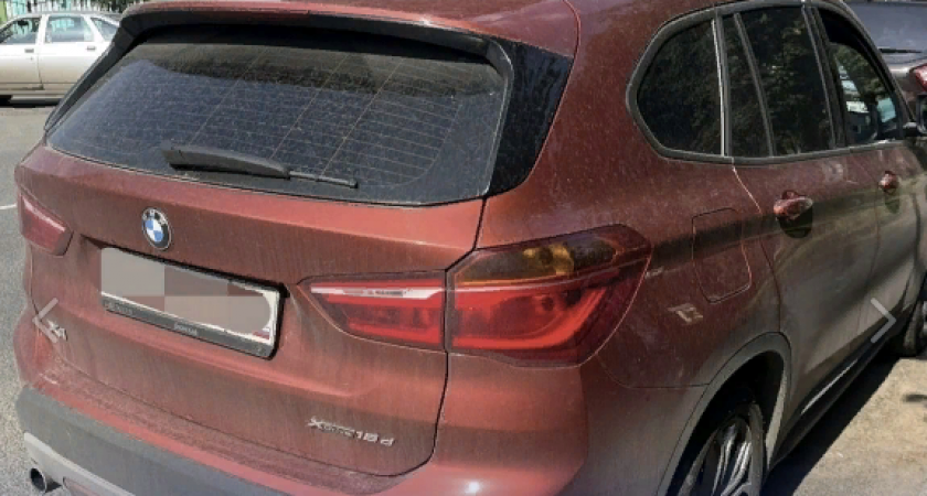 В Кирове четырехчасовой "спектакль" владельца BMW X1 и его жены не удивил приставов