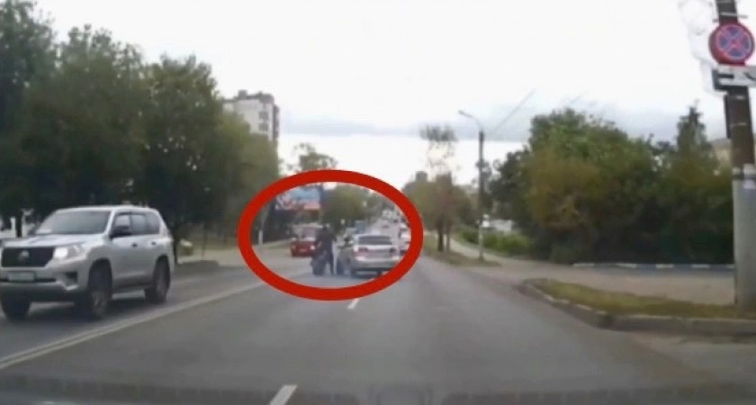 Фото к статье: Момент аварии с мотоциклистом на Московской в Кирове попал на видео