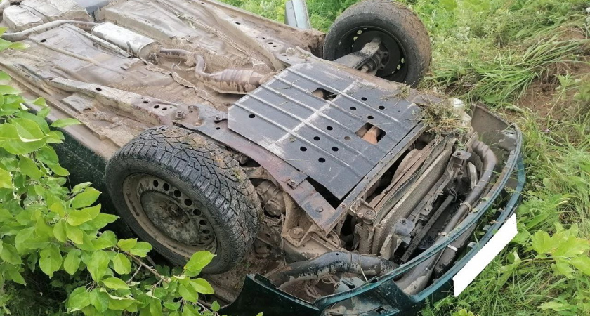 В Кировской области пьяный водитель Ford оказался в кювете: погиб пассажир