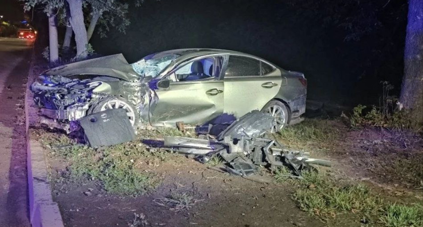 В Кирове 22-летний водитель Lexus врезался в опору ЛЭП на Луганской