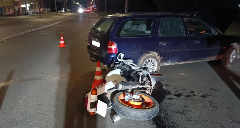 В Кирове на улице Ленина от столкновения с иномаркой пострадал мотоциклист