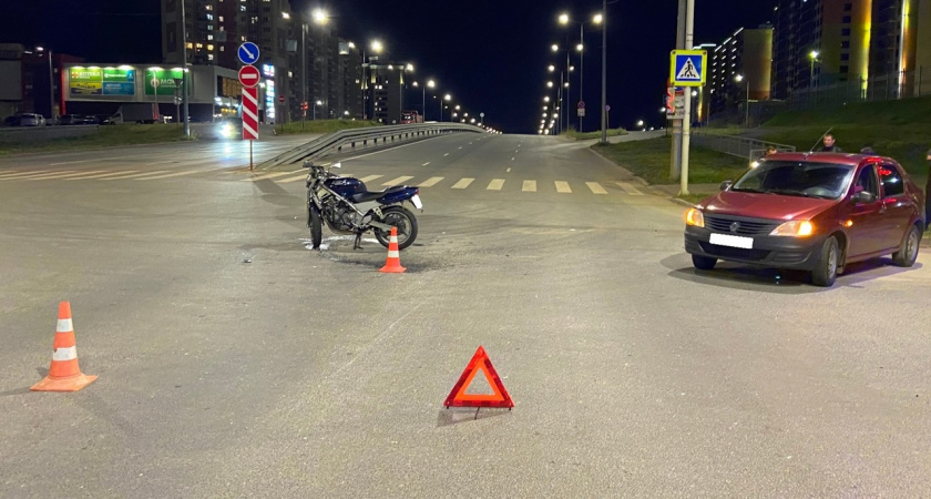 В Кирове на улице Попова столкнулись иномарка и мотоцикл: есть пострадавшие