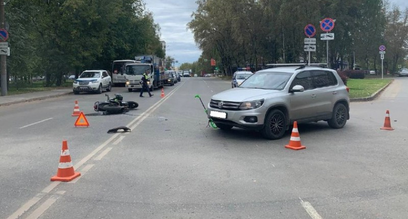 В Кирове на Дзержинского столкнулись Volkswagen и мотоцикл