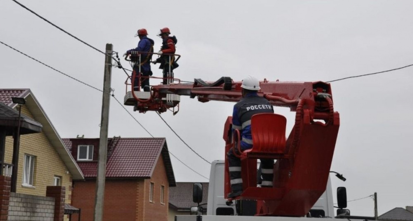На 24 улицах Кирова появятся новые опоры уличного освещения 