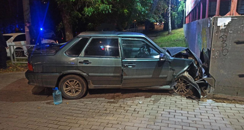18-летний водитель врезался в стену на улице Пролетарской в Кирове