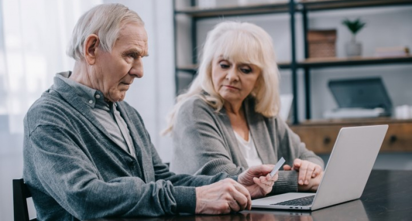 Как пенсионеру сохранить доступ к деньгам, если подведет здоровье