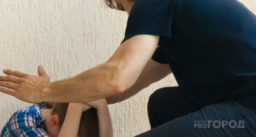 Оскорблял и хотел убить: в Куменском районе подросток терпел систематические истязания от отца