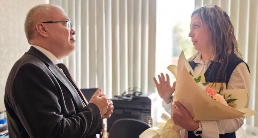 Губернатор Кировской области Александр Соколов поздравил с днем рождения Анастасию Борцову 