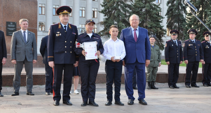 Полицейские наградили юного жителя Омутнинска за спасение девочки