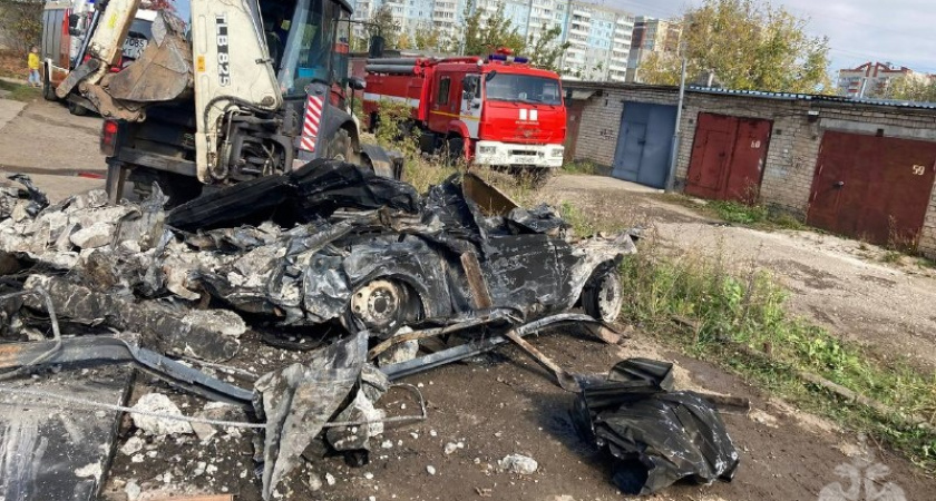 Огонь уничтожил две машины: появились подробности пожара на Ульяновской в Кирове