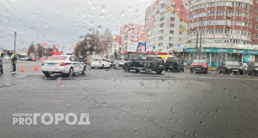 ДТП на Комсомольской в Кирове: столкнулись три машины