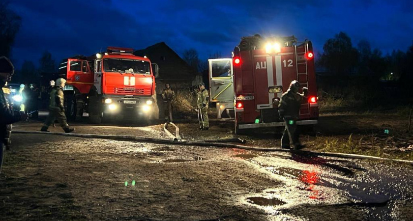 В Кировской области в горящем доме обрушилась кровля: погибли люди