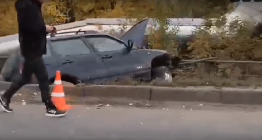 В Кирове на улице Ульяновской Chevrolet Niva вылетела с дороги