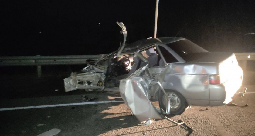 В Кировской области водитель и пассажир "ВАЗ" чудом выжили при столкновении в КАмаЗом