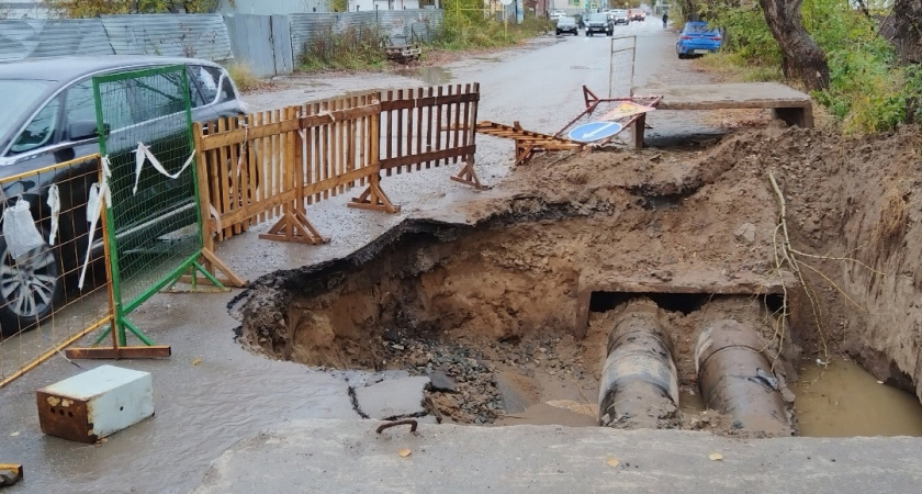 В Кирове на улице Блюхера провалился асфальт: власти прокомментировали инцидент 