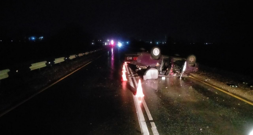 В Кирове на трассе перевернулась "семерка": есть пострадавшие