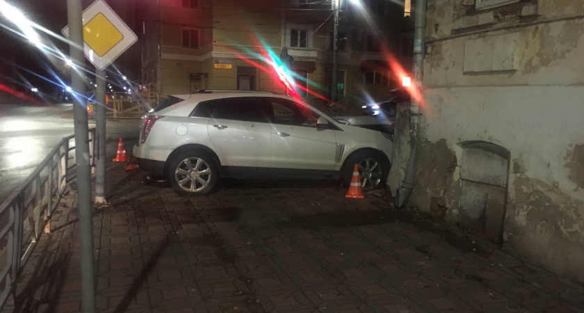 В Кирове на улице Преображенской Cadillac врезался в жилой дом