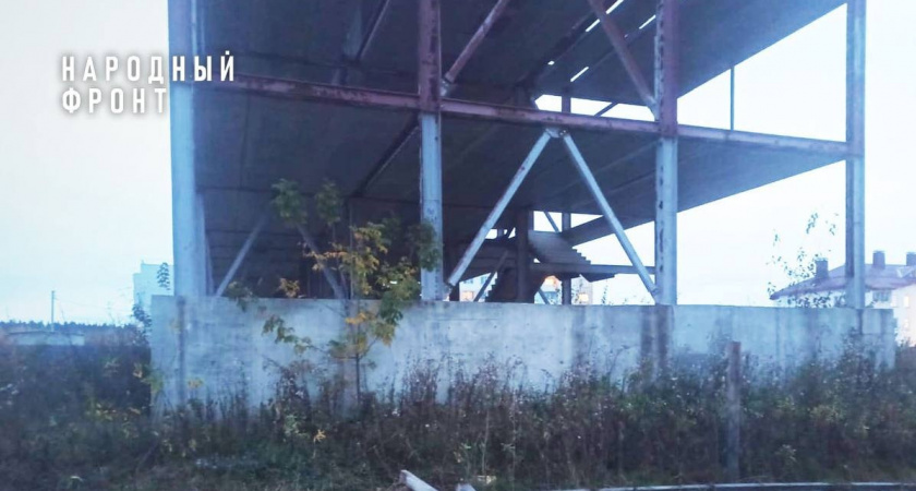 На территории опасного недостроя в Кировской области играют дети