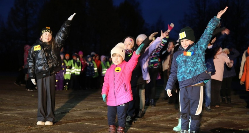 Танец "светлячков": сотрудники Госавтоинспекции напомнили кировчанам о важности светоотражателей