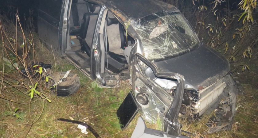 Шесть человек пострадали при столкновении фургона и кроссовера в Кировской области