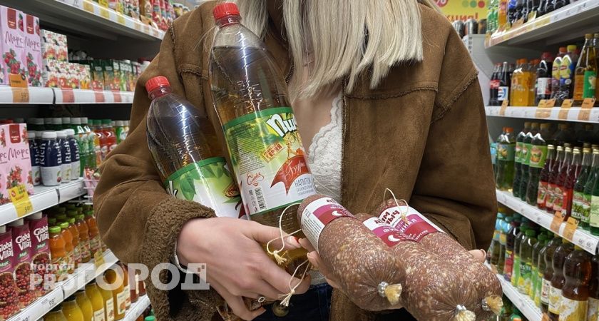 Антибиотики и странные ингредиенты: в Роскачестве рассказали, какую колбасу лучше не брать с полки